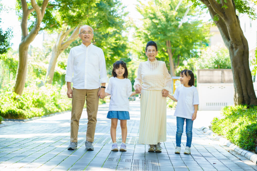 小さなお子様や高齢者の方でも<br />
快適にご利用いただけます|愛知県瀬戸市・尾張旭市・日進市でタクシーのご用命はマルセタクシーへ｜病院送迎・ケア施設送迎・お買い物 送迎などから、観光タクシー、空港タクシー、子育て支援タクシー、定期送迎タクシー、ジブリパークタクシーなども