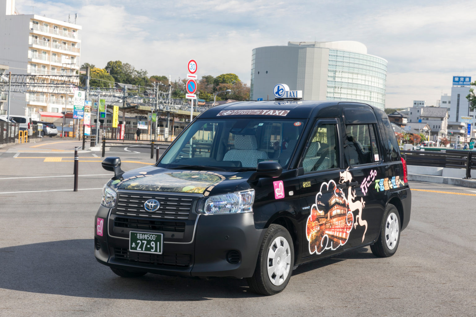 オリジナルラッピング　ユニバーサルデザイン　ＵＤ車（４人乗り）|愛知県瀬戸市・尾張旭市・日進市でタクシーのご用命はマルセタクシーへ｜病院送迎・ケア施設送迎・お買い物 送迎などから、観光タクシー、空港タクシー、子育て支援タクシー、定期送迎タクシー、ジブリパークタクシーなども 